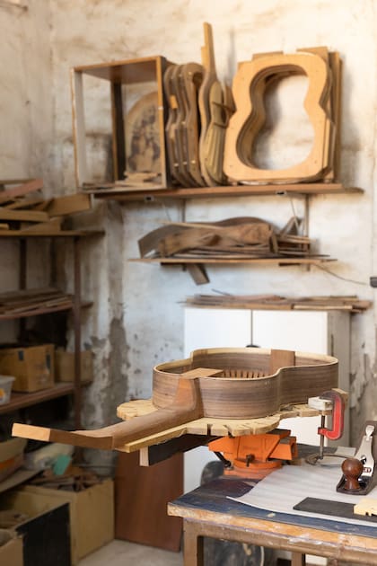 El taller de Guitarras Bravo está en pleno Santiago