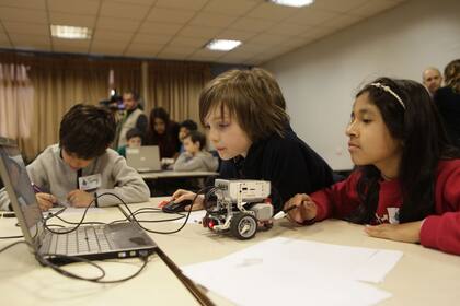 El taller de robótica del ITBA es gratis y se dicta desde 2016; está orientado a chicos y chicas de 8 a 10 años, y fue reconocido por la ONU como uno de los 5 mejores del mundo en su rubro