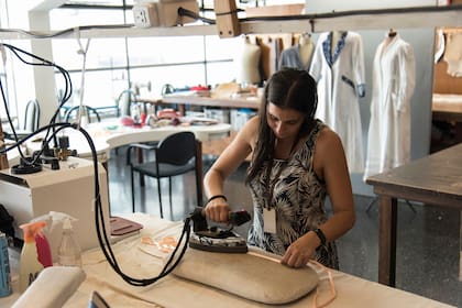 El taller de sastrería funciona en turnos; por la mañana, se lava y plancha la ropa