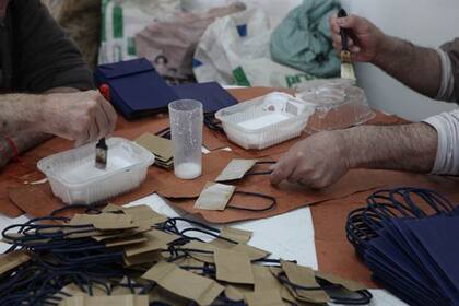 El taller para fabricar bolsas de papel es bastante popular en el Módulo donde se alojan los detenidos por corrupción