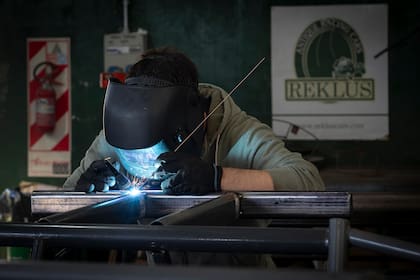 El taller realiza réplicas que compiten en Pebble Beach en el estado de California