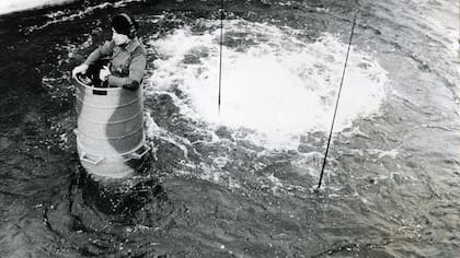 El TAM sumergido en la pista de pruebas de TAMSE. El teniente coronel Villa Abrille conduciendo por radio desde el snorkel al conductor que va sin visión.