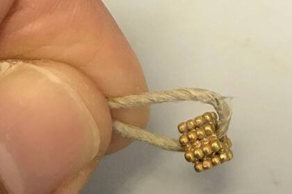 El tamaño del abalorio es de 6 milímettros de diámetro y 4 milímetros de altura, lo que sugiere que habría formado parte de otra joya más grande