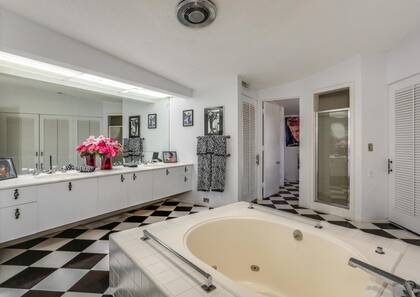 El baño principal se destaca por su gran tamaño (Bennion Deville Homes)