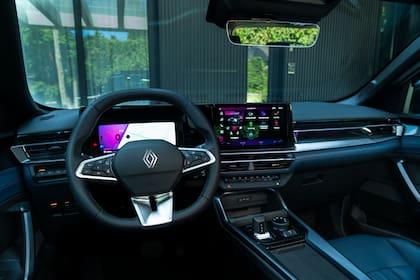 El tamaño del tablero instrumental y de la pantalla multimedia varía según la versión