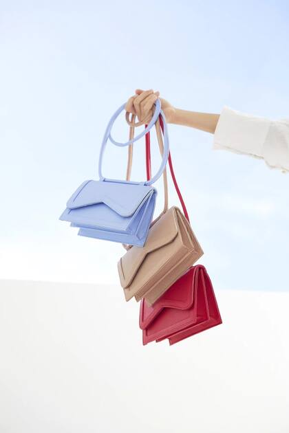 El tamaño justo y los colores más divinos, ¿qué más pedirle a esta bandolera?