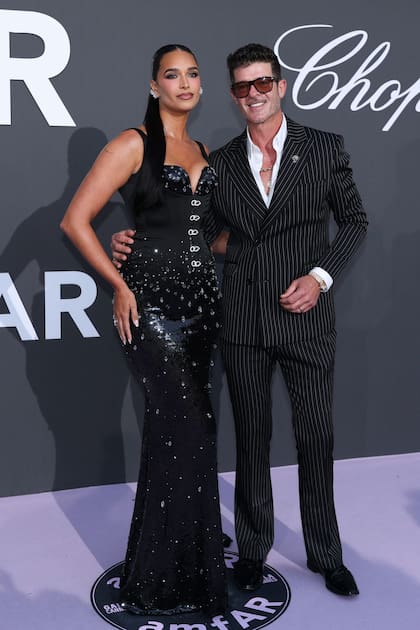 El también cantante Robin Thicke y su esposa, la modelo April Love Geary también eligieron el mismo color, solo que con algunas transgresiones: él optó por un traje de línea diplomática y ella por incrustaciones en su vestido totalmente entallado