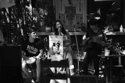 El tambor Djembe yen fue lo primero que compró Gastón en Chiang Mai. También toca el ukelele que le regaló su familia y con el que viaje siempre para conectar con otras culturas en el lenguaje universal: la música.