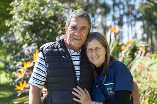 El sueño de la hostería propia: ella pinta cuadros y atiende la huerta, él cocina y hace los muebles