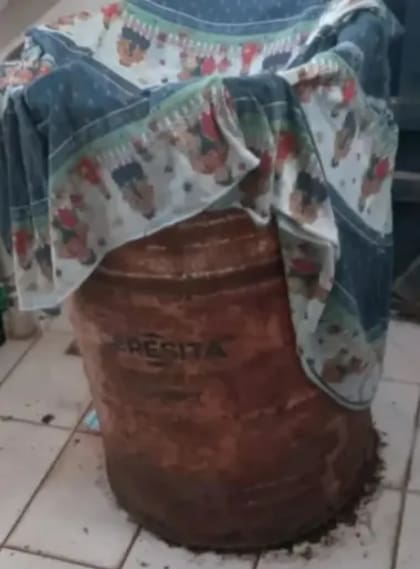 El tanque de aceite en donde el hombre escondió a su víctima