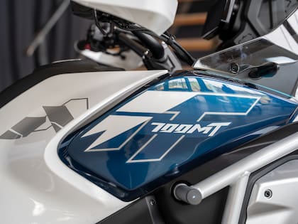 El tanque de combustible es de 20 litros