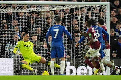El tanto de Enzo Fernández (semitapado, con la camiseta número 8), que resuelve el partido