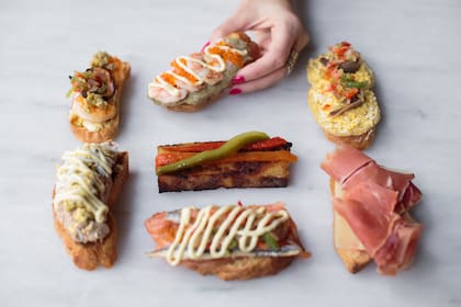 El tapeo a la española ayuda a romper el hielo en El Burladero