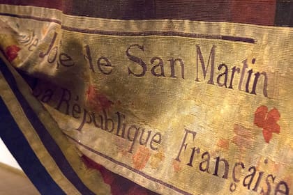 Al pie del gran tapiz centenario se lee la dedicatoria de Francia a la Argentina