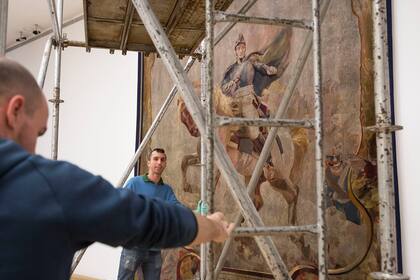 Ayer, en el Bellas Artes montaban el gobelino restaurado en la sala del primer piso