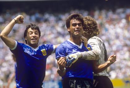 El Tata Brown festeja con Pumpido y Olarticoechea el histórico triunfo ante Inglaterra, por los cuartos de final de México 86 