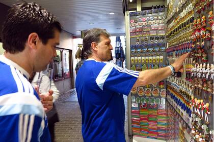 El Tata elige los souvenirs tras su debut con la selección