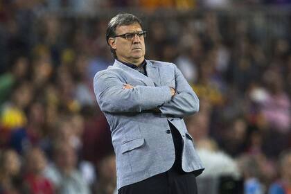 El Tata habla con su equipo en la cancha