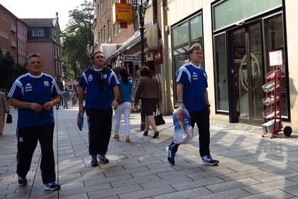 El Tata junto a sus ayudantes en la peatonal Flinger