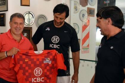 El Tata recibe la camiseta de los Pampas