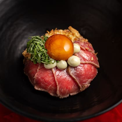 El tataki de bife con yema de huevo, wasabi y shiso, uno de los platos emblemáticos de Niño Gordo