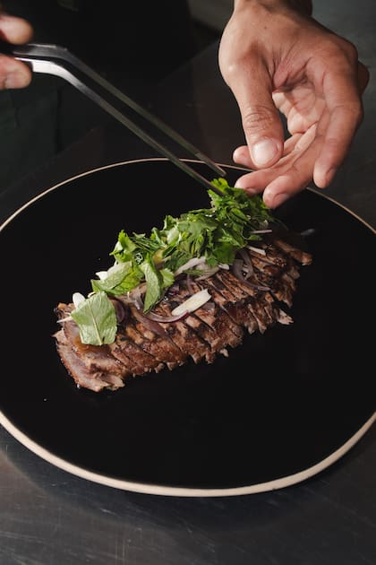 El tataki de bife de chorizo es uno de los platos fijos del menú