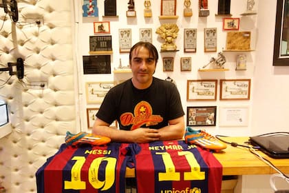 El tatuador de Messi, en su local marplatense