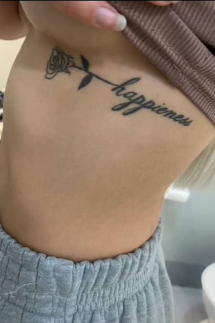 El tatuador escribió mal la palabra "Happiness", que significa "felicidad" en inglés