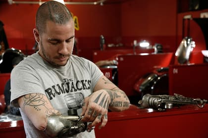 El tatuador francés JC Sheitan Tenet, perdió el brazo a los 10 años, hoy es uno de los mejores tatuadores del mundo
