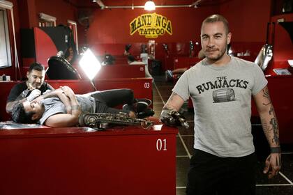 El tatuador francés JC Sheitan Tenet, perdió el brazo a los 10 años, hoy es uno de los mejores tatuadores del mundo
