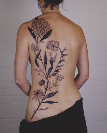 El tatuador no hace motivos pequeños; acompaña con el diseño la morfología del cuerpo.