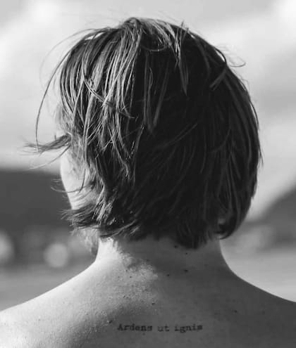 El tatuaje: “ardens ut ignis”, ardiente como el fuego, que eligió hacerse es el lema que identifica al escudo de armas de su familia