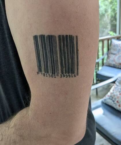 El tatuaje de Jordan Frith, con el código de barras del identificador ISBN de su libro sobre la historia del código de barras