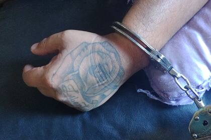 El tatuaje de Julián Claudio Lazarte, detenido por ser quien arrojó una bomba molotov a policías de la Ciudad durante los incidentes frente al Congreso