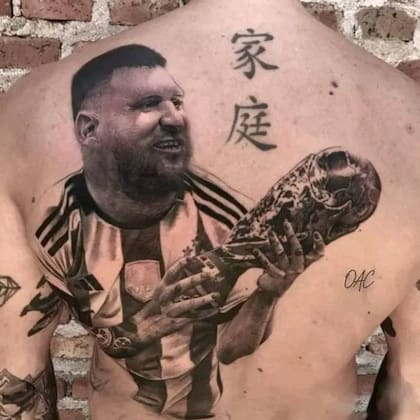 El tatuaje de un fanático de Lionel Messi despertó todo tipo de comentarios y chanzas en las redes por el aspecto hinchado con el que aparece el 10 de la selección nacional