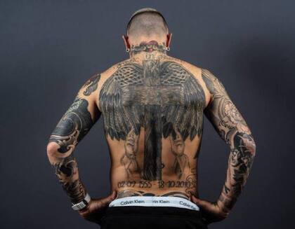 El tatuaje en la espalda del belga, dos alas grandes con la fecha de nacimiento y fallecimiento de su madre.