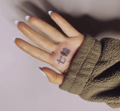 El tatuaje Kanji de Ariana Grande tiene un significado diferente al pretendido por la cantante