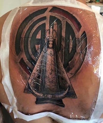 El tatuaje que se hizo en la espalda, una virgen y el escudo de River