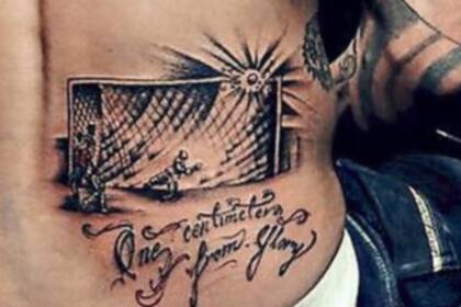 El tatuaje que se hizo Mauricio Pinilla con su casi gol a Brasil en el Mundial 2014: "Un centímetro de la gloria"