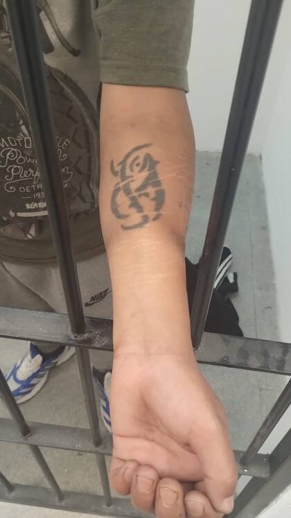 El tatuaje que tiene el acusado y que había sido captado por las cámaras de seguridad.