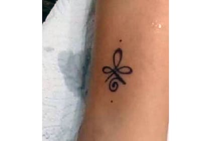 El tatuaje terminado en la pierna de la niña de 7 años