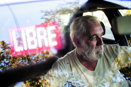 El taxi de Mario es su modo de vida y también el vehículo que le permitió conocer a los parroquianos con los que comparte sus tardes