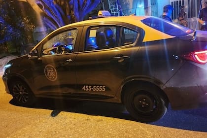 El taxi en el que asesinaron al chofer Hugo Figueroa en Rosario