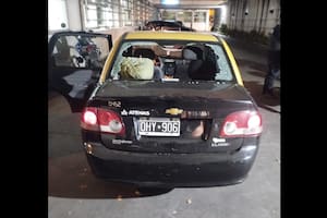 Violencia en Rosario. Sicarios en moto balearon un taxi e hirieron a los tres pasajeros