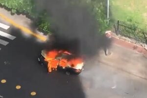 Un taxi se prendió fuego, siguió circulando y explotó
