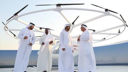 El taxi volador sobrevoló por 5 minutos un área de arena en la costa del emirato sobre el Golfo Pérsico