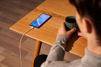 El TCL 40SE está equipado con una batería de 5010 mAh y trae en caja un cargador de 18W