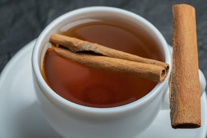 El té de canela actúa durante el descanso nocturno gracias a sus propiedades antioxidantes que promueven el flujo sanguíneo y reducen la inflamación