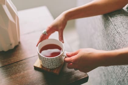 El té de cáscara de naranja es una alternativa más sabrosa y amigable que consumir la cáscara sola, ya que su sabor se suaviza al infusionarse