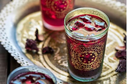 El té de Hibiscus tiene propiedades diuréticas, digestivas, regula la presión arterial y es un antiinflamatorio natural.